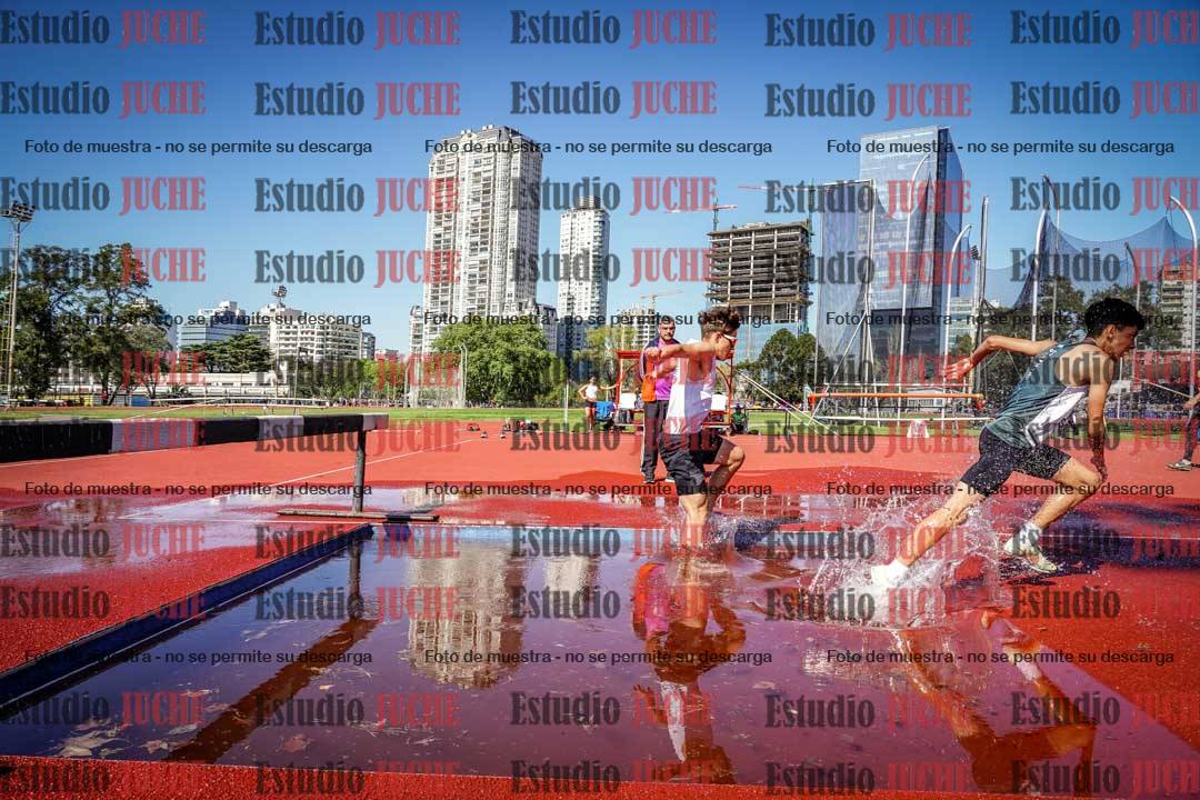 Fotos de los 1500 m con obstáculos de varones