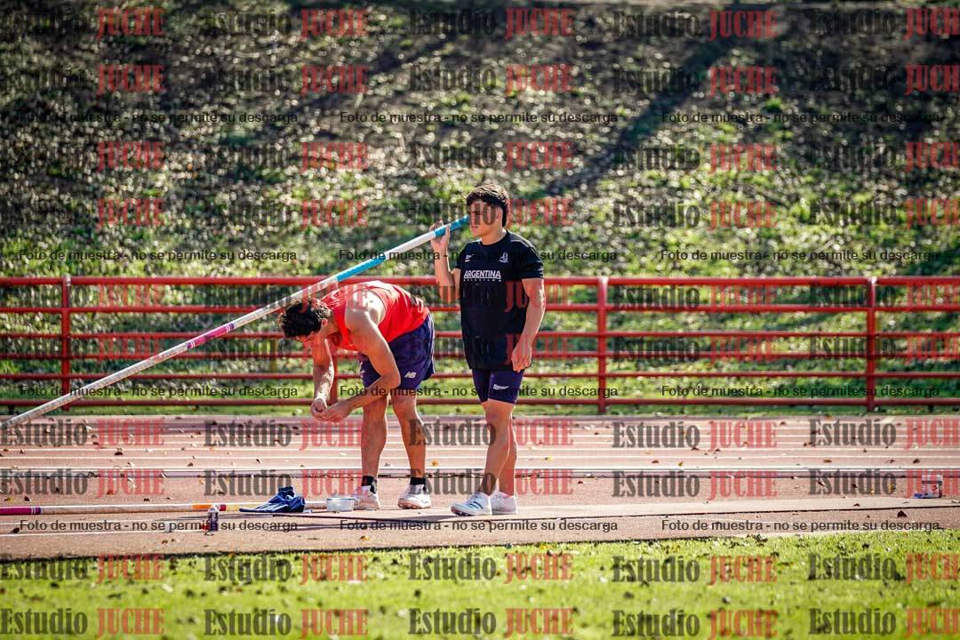 Fotos del salto con garrocha de varones - FINAL