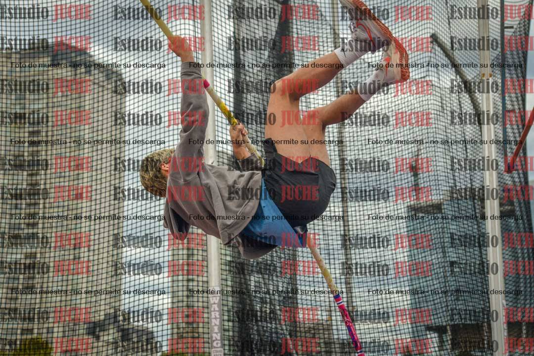 Fotos del salto con garrocha de mujeres y varones