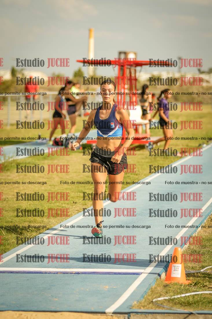 Fotos del salto en largo de mujeres