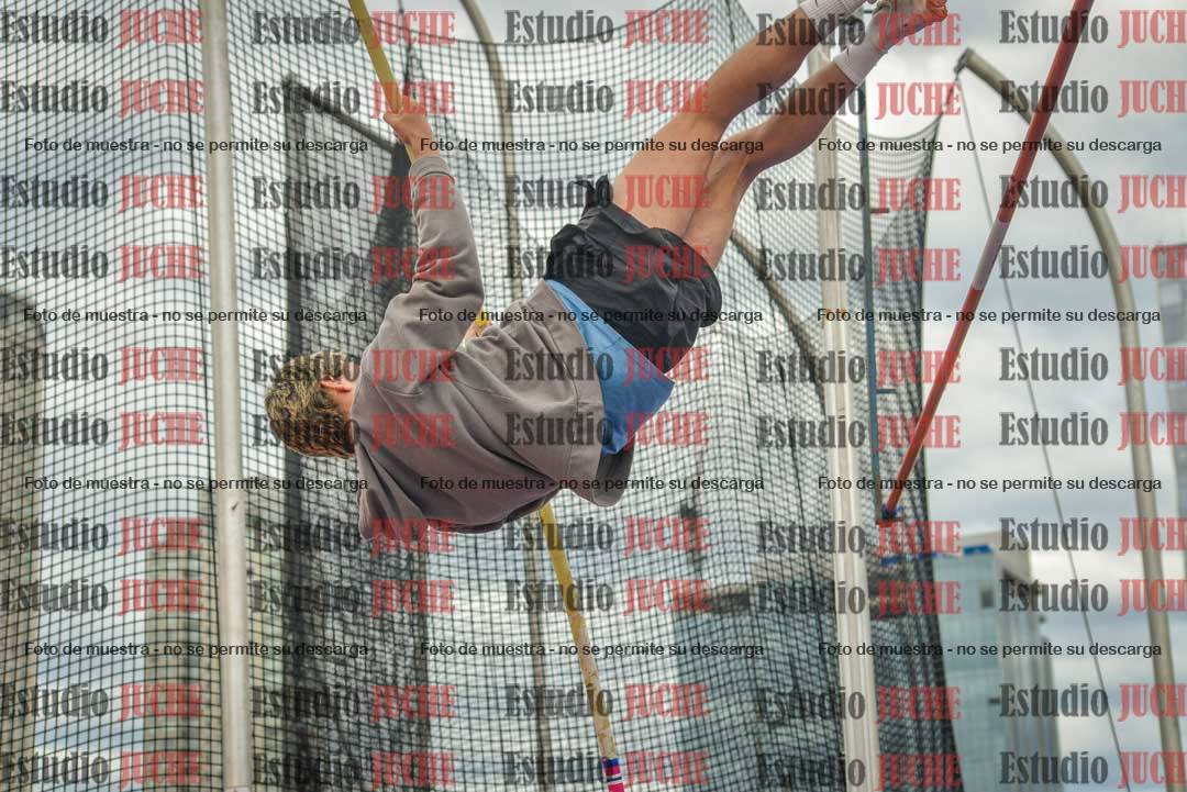 Fotos del salto con garrocha de mujeres y varones