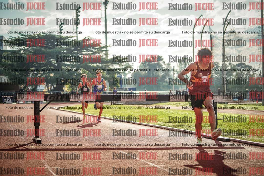 Fotos de los 2000 m con obstáculos de varones