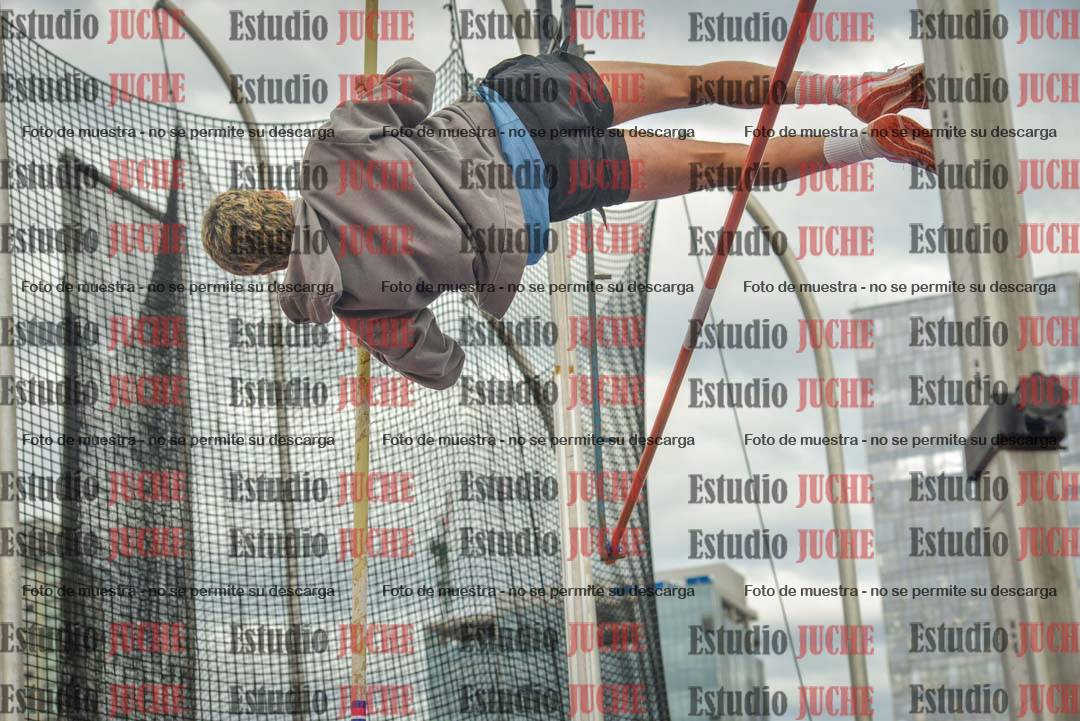 Fotos del salto con garrocha de mujeres y varones