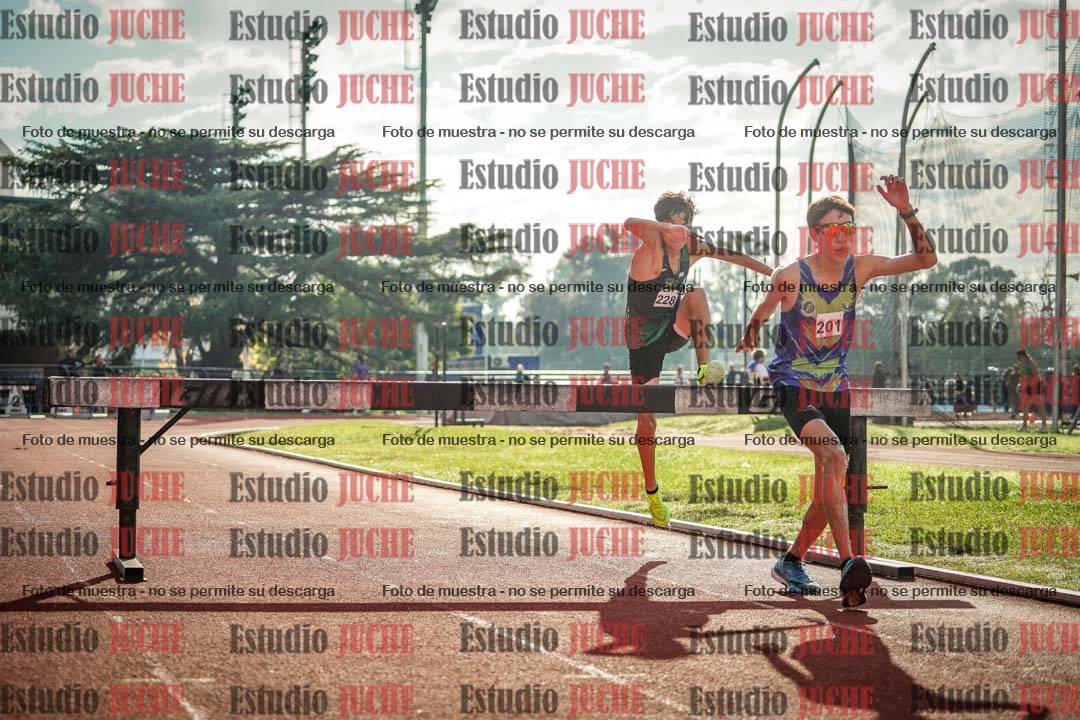 Fotos de los 2000 m con obstáculos de varones