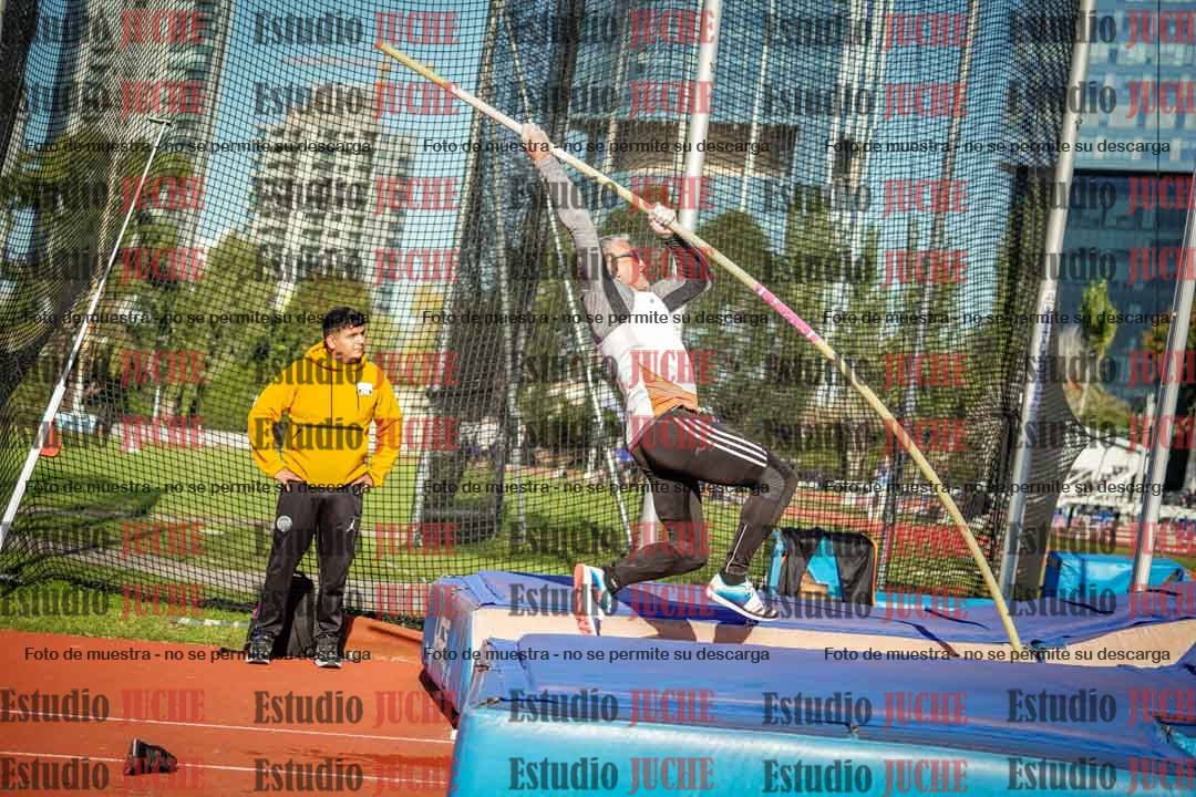 Fotos del salto con garrocha de mujeres y varones