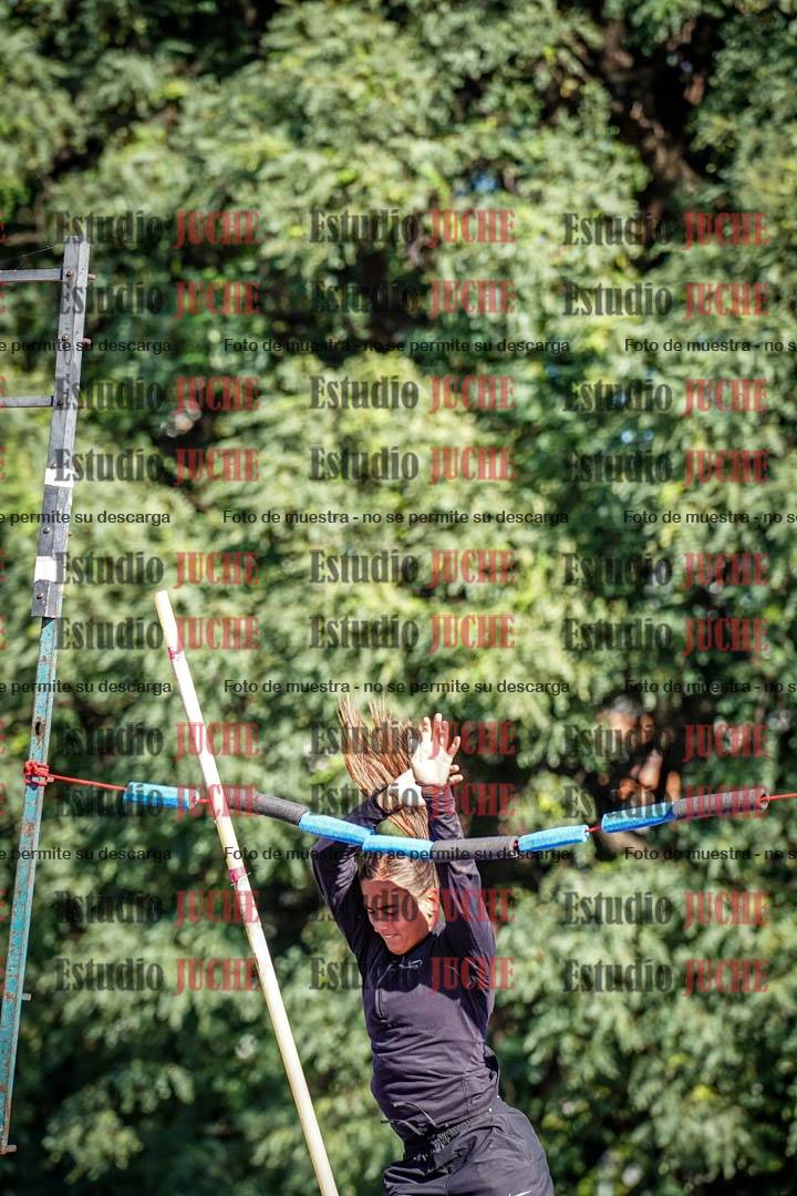 Fotos del salto con garrocha de mujeres y varones