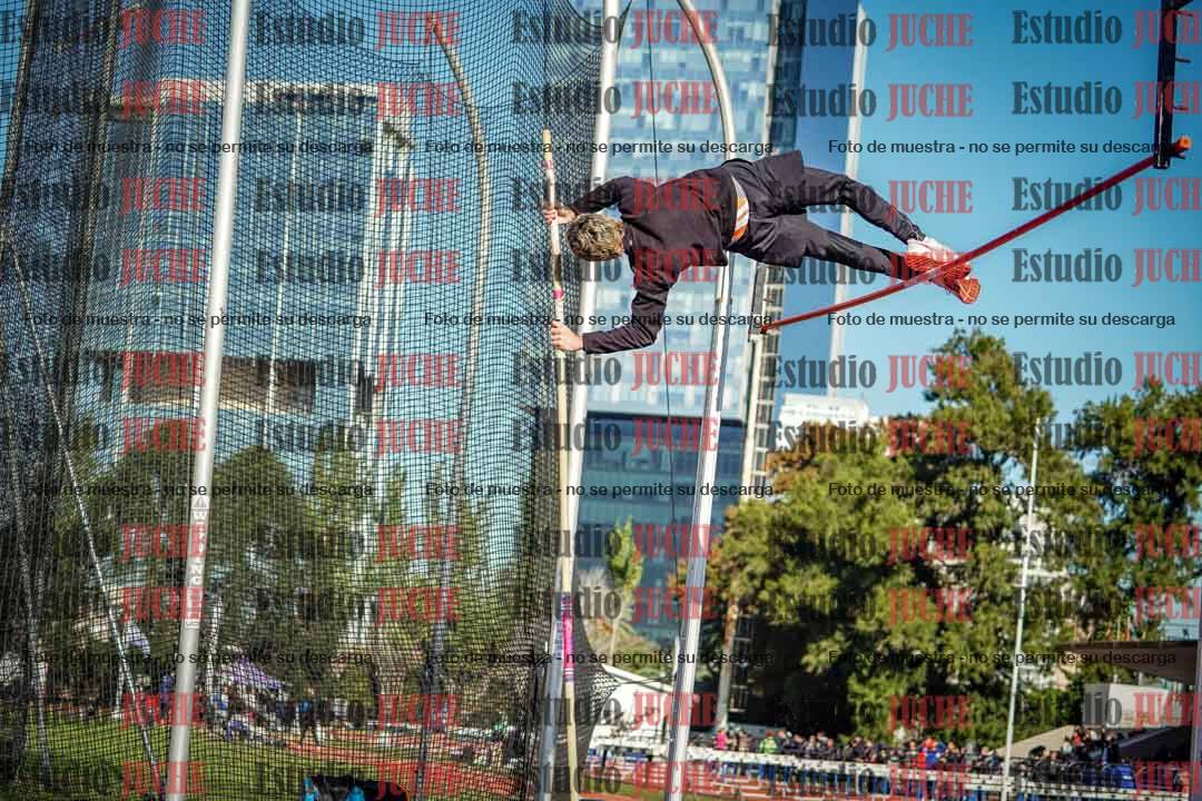 Fotos del salto con garrocha de mujeres y varones