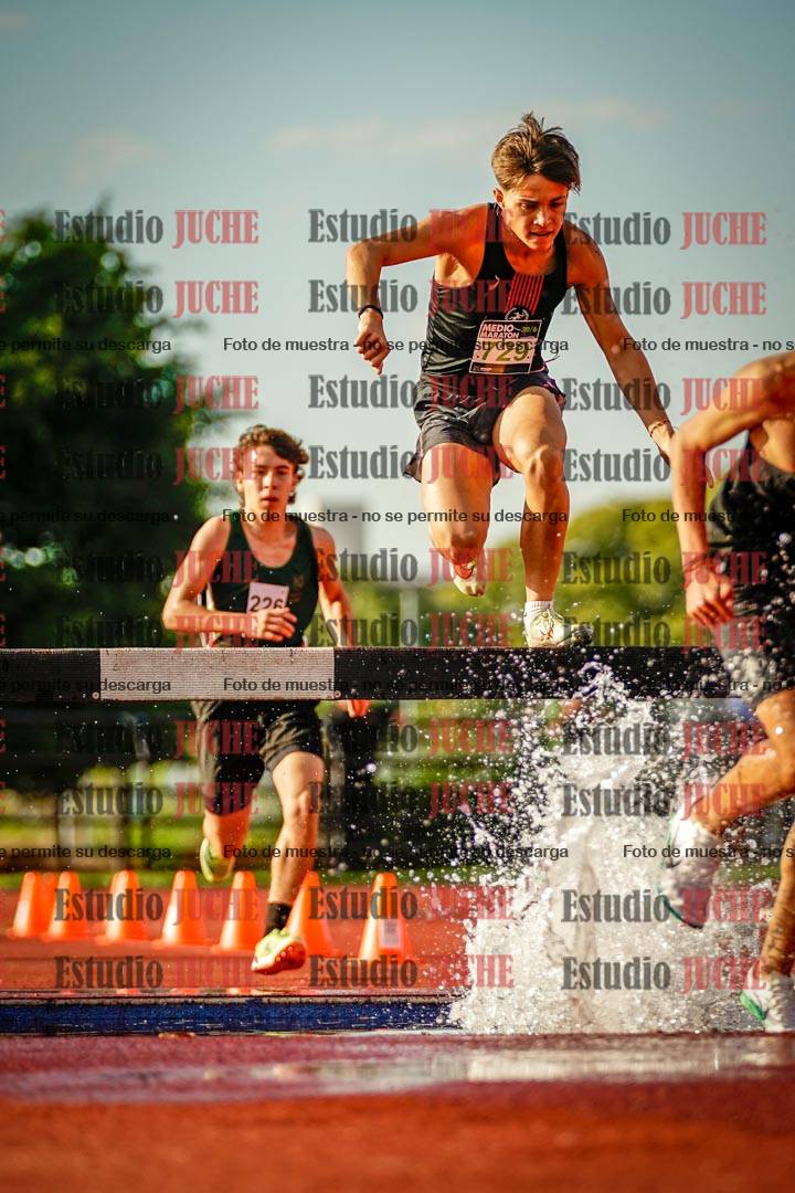Fotos de los 2000 m con obstáculos de varones