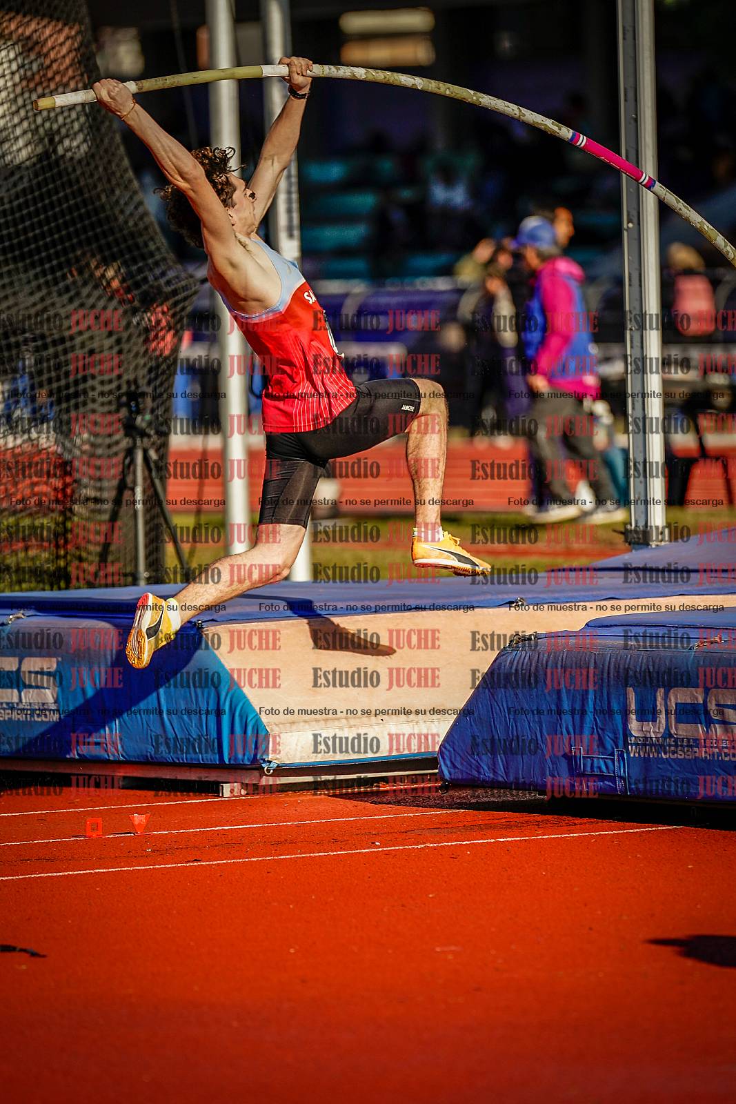 Fotos del salto con garrocha de varones