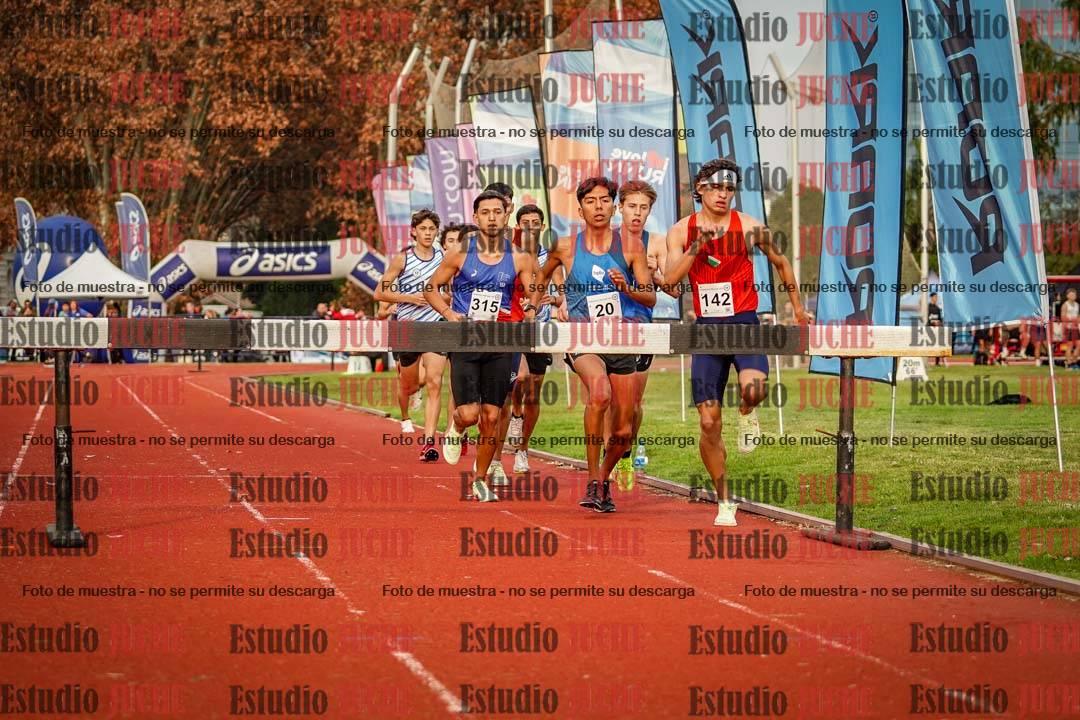 Fotos de los 3000 m con obstáculos de varones