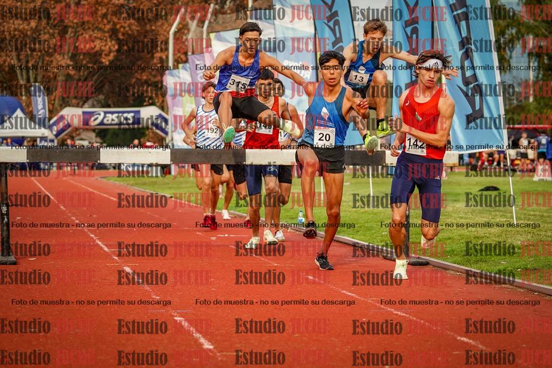 Fotos de los 3000 m con obstáculos de varones