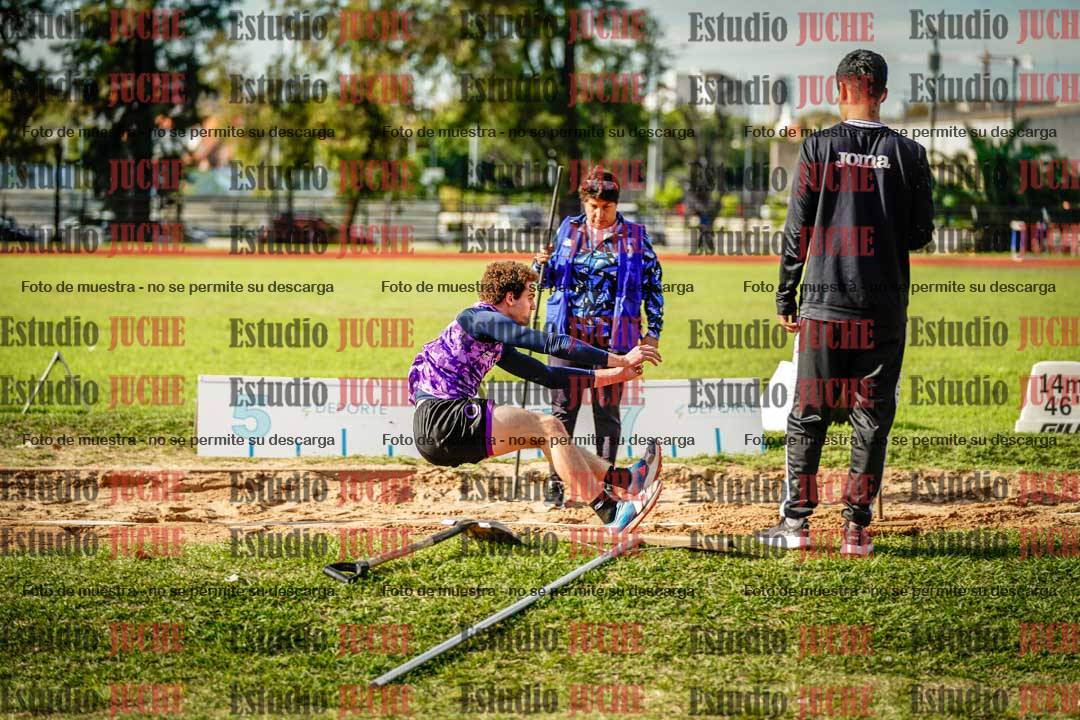 Fotos del salto en largo de varones