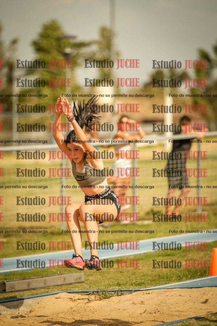 Fotos del salto en largo de mujeres