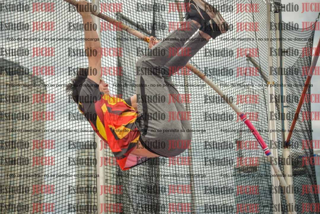 Fotos del salto con garrocha de mujeres y varones