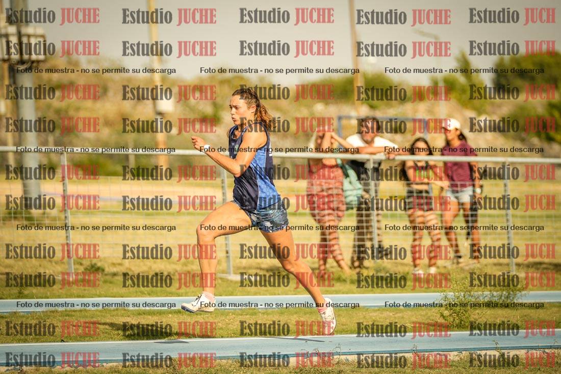 Fotos del salto en largo de mujeres