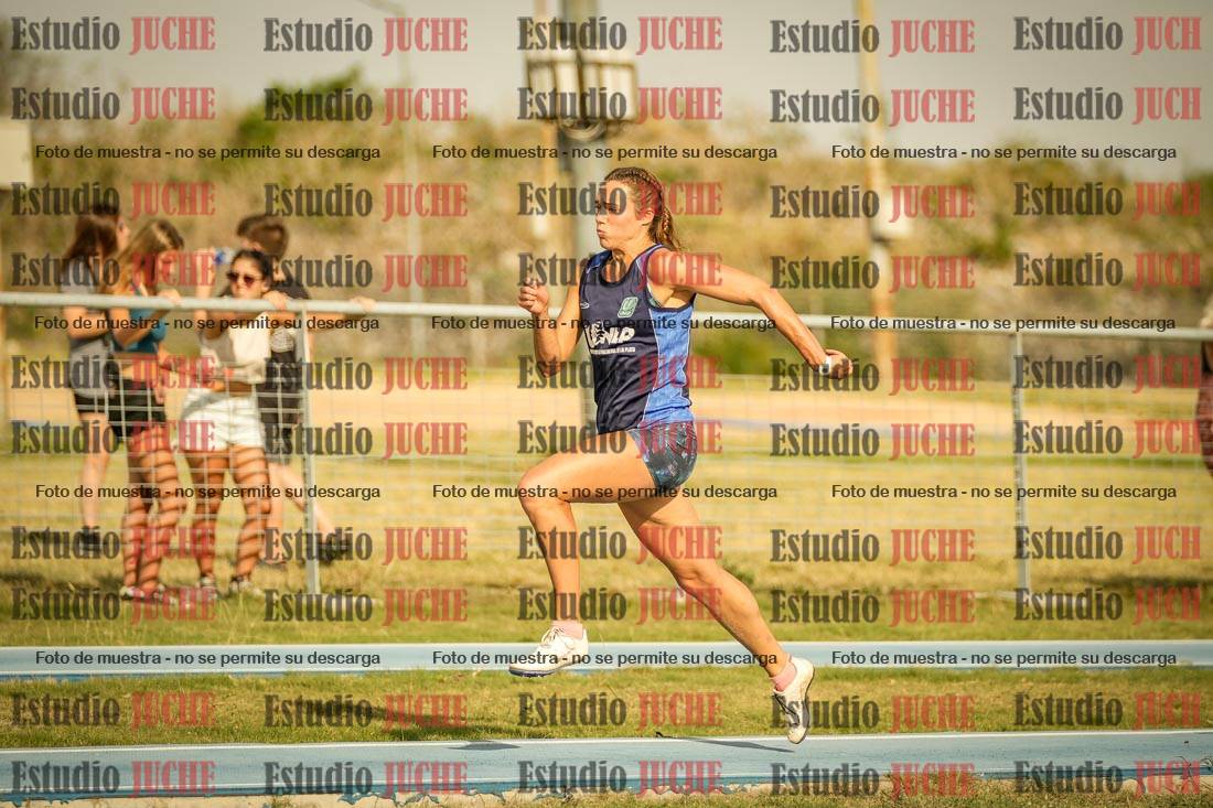 Fotos del salto en largo de mujeres