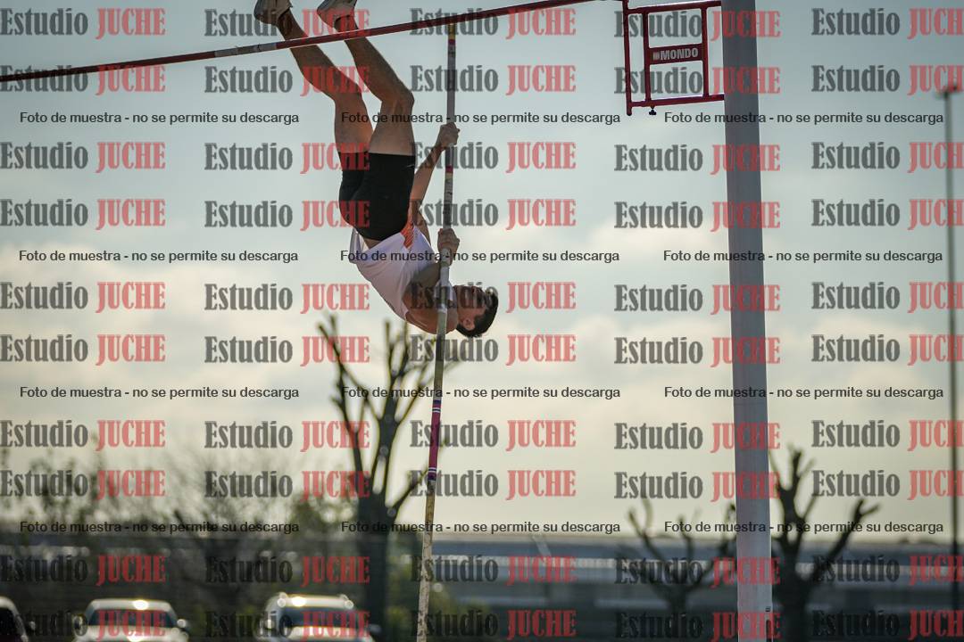 Fotos del salto con garrocha de mujeres y varones