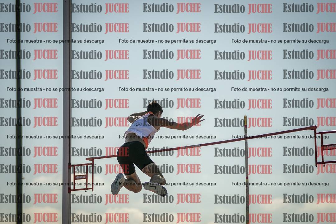 Fotos del salto con garrocha de mujeres y varones