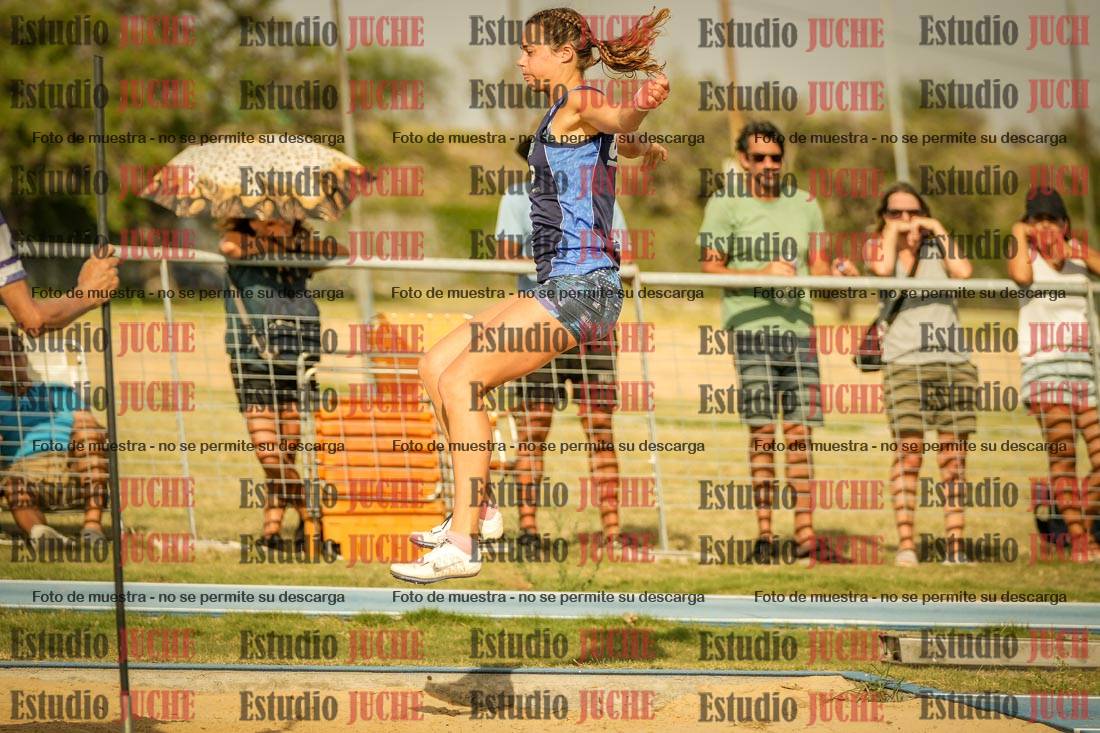 Fotos del salto en largo de mujeres