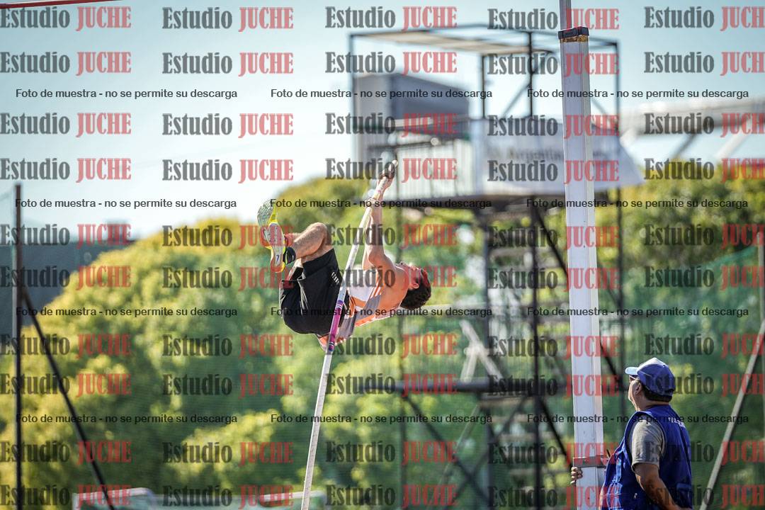 Fotos del salto con garrocha de mujeres y varones