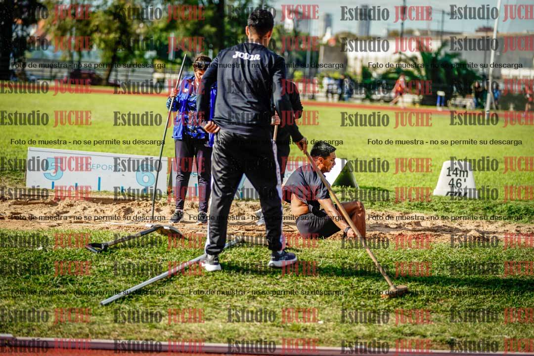 Fotos del salto en largo de varones