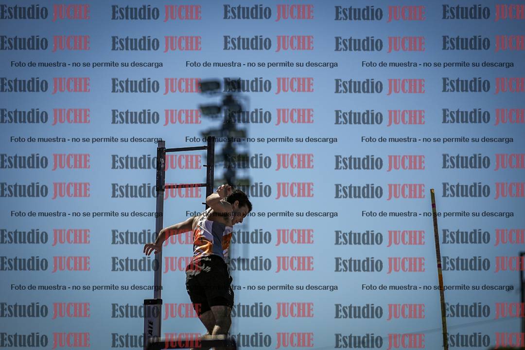 Fotos del salto con garrocha de mujeres y varones