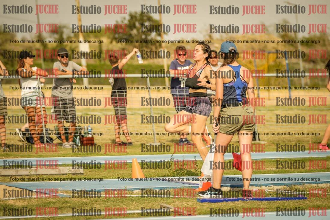 Fotos del salto en largo de mujeres