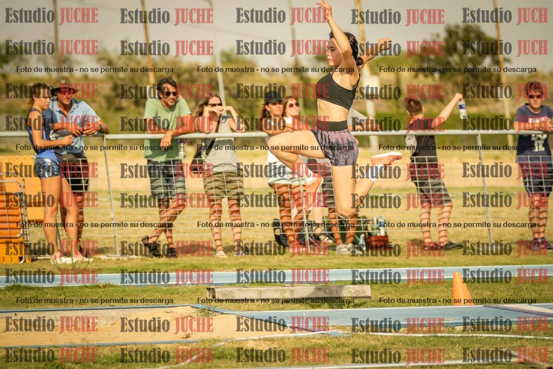 Fotos del salto en largo de mujeres