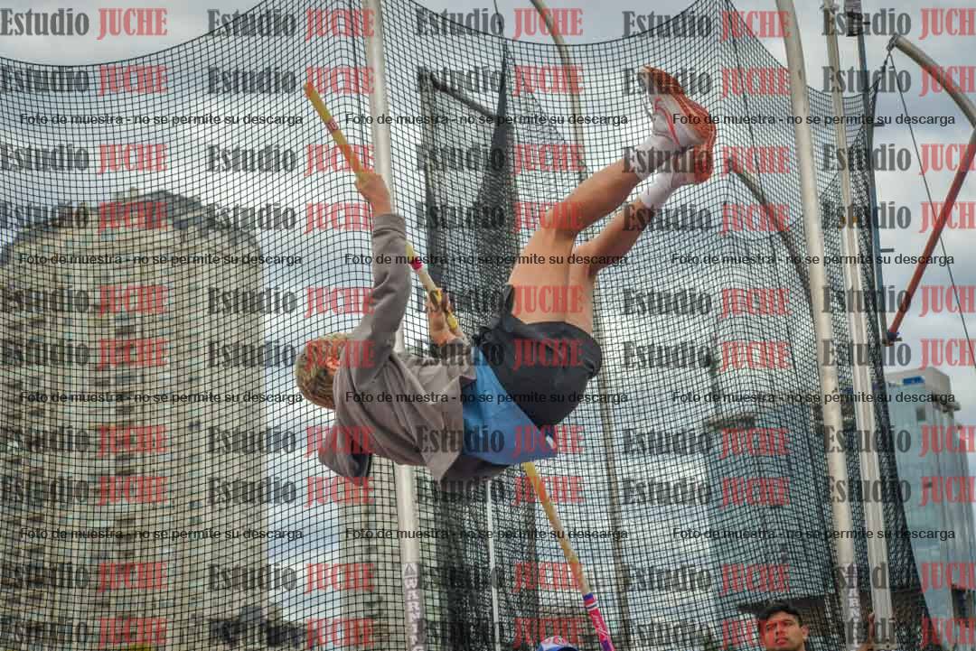 Fotos del salto con garrocha de mujeres y varones