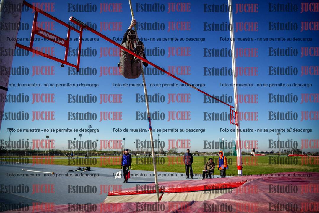 Fotos del salto con garrocha de mujeres y varones