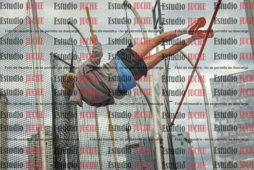 Fotos del salto con garrocha de mujeres y varones