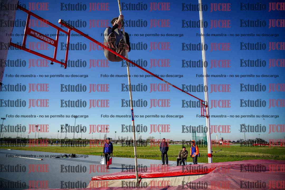 Fotos del salto con garrocha de mujeres y varones