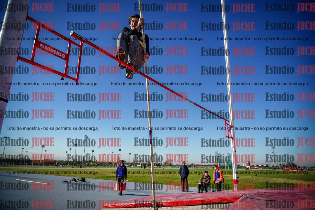 Fotos del salto con garrocha de mujeres y varones