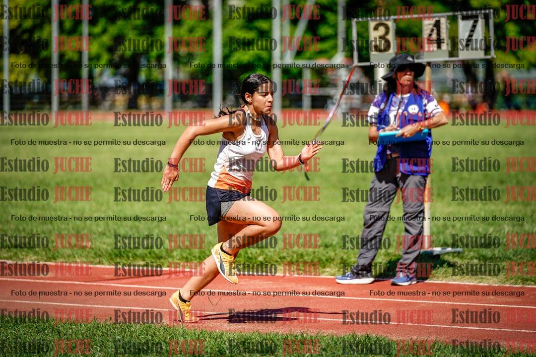 Fotos del salto en largo de mujeres
