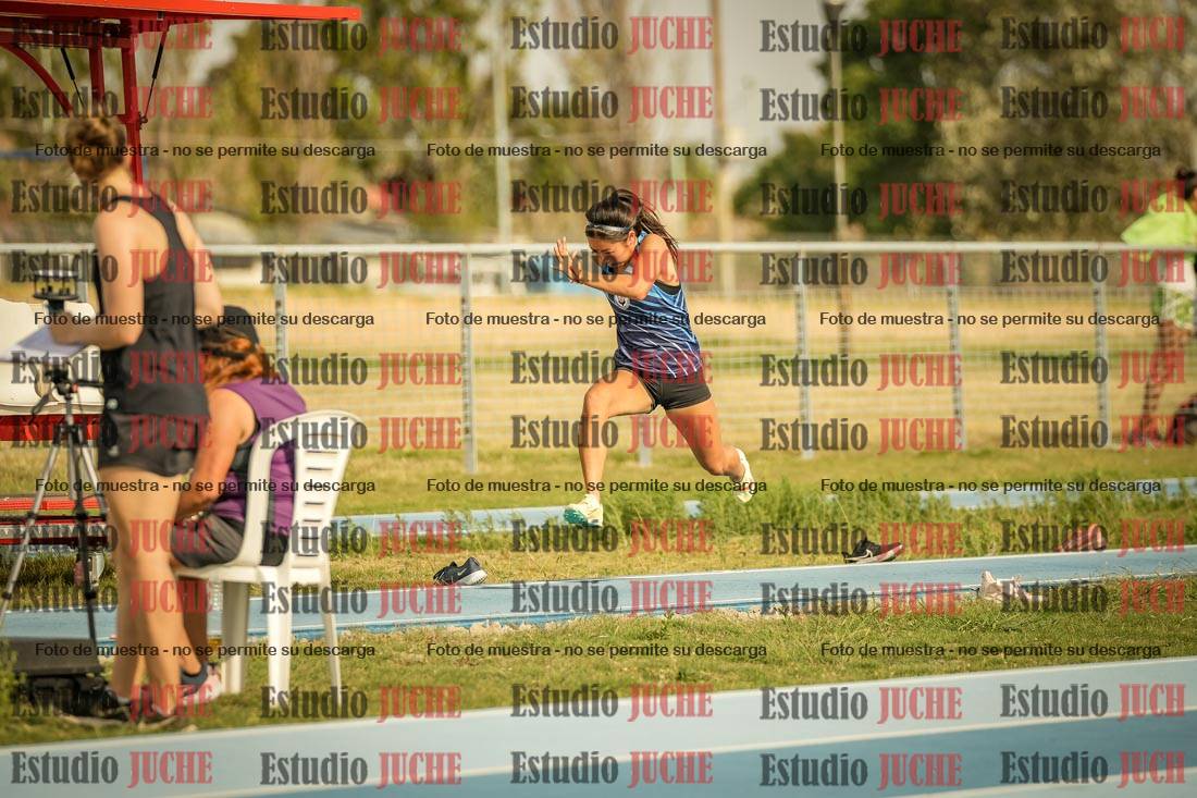 Fotos del salto en largo de mujeres