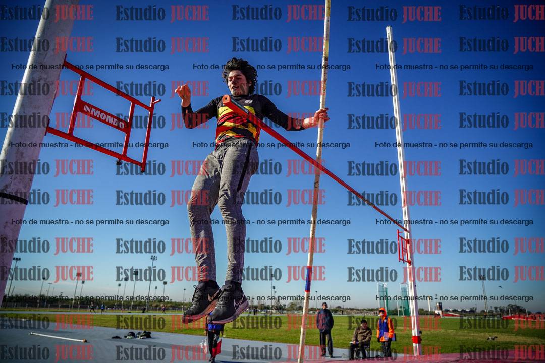 Fotos del salto con garrocha de mujeres y varones