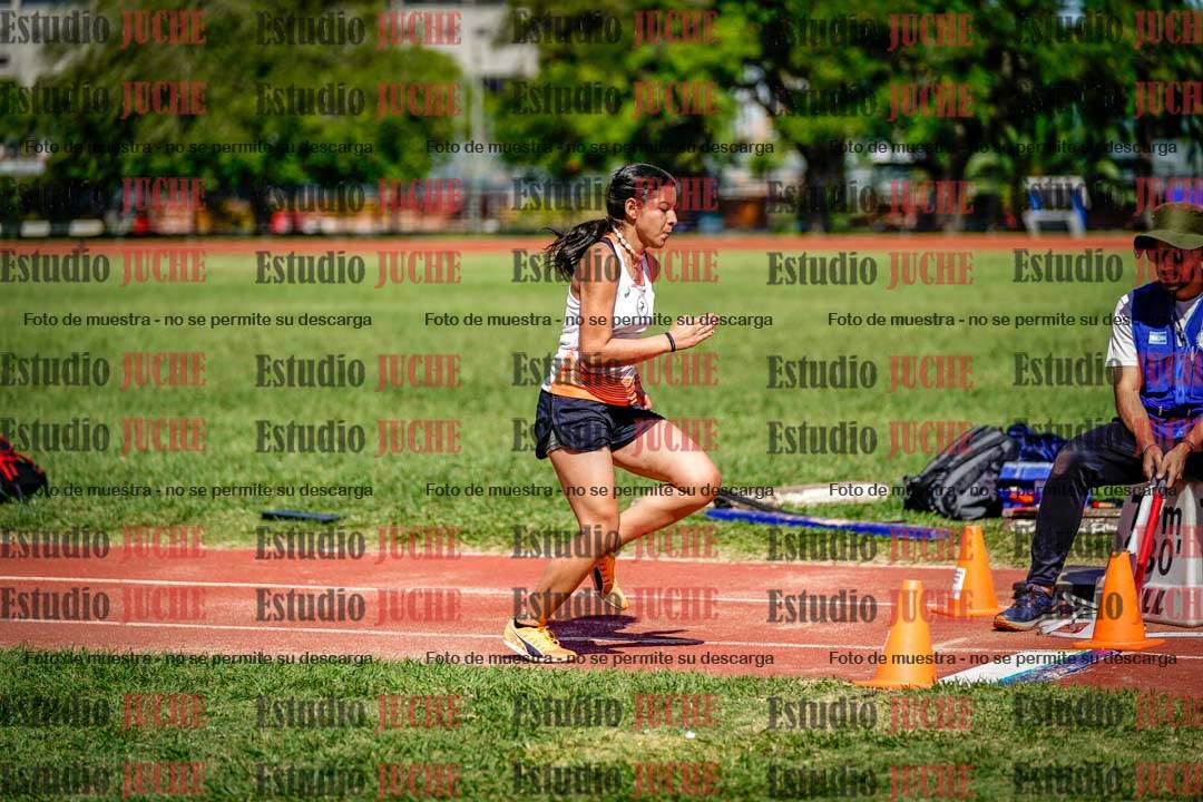 Fotos del salto en largo de mujeres