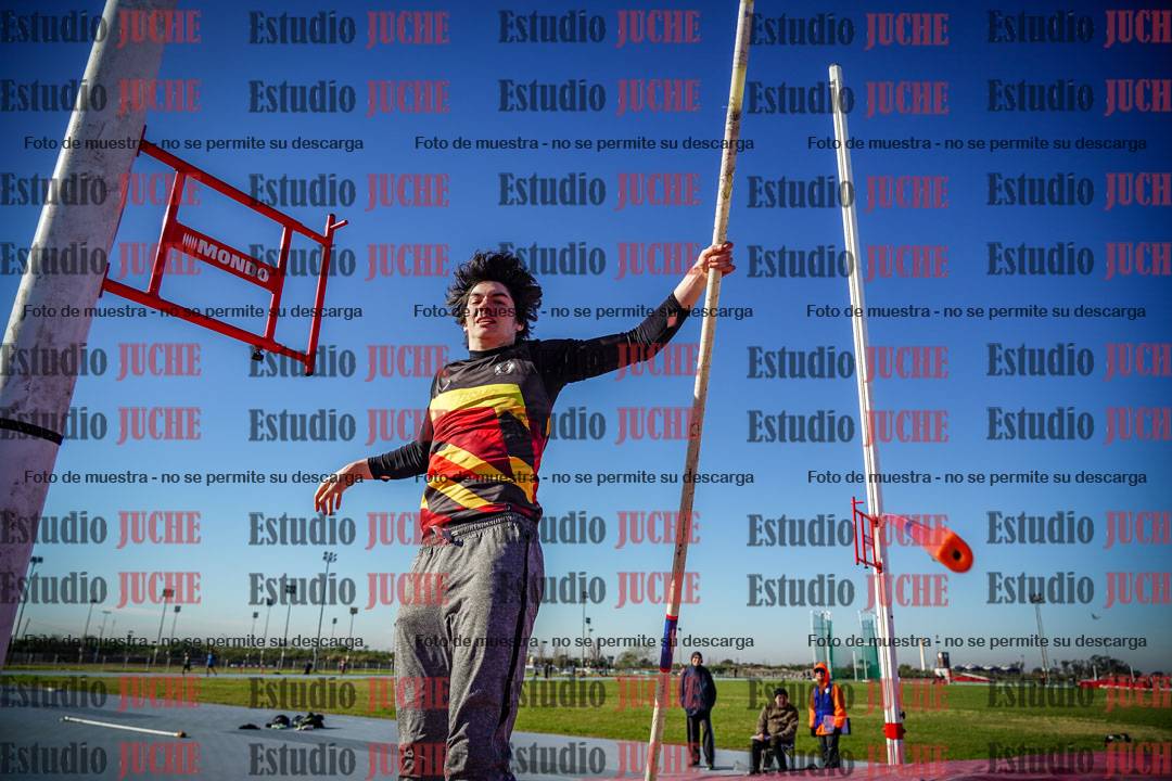 Fotos del salto con garrocha de mujeres y varones