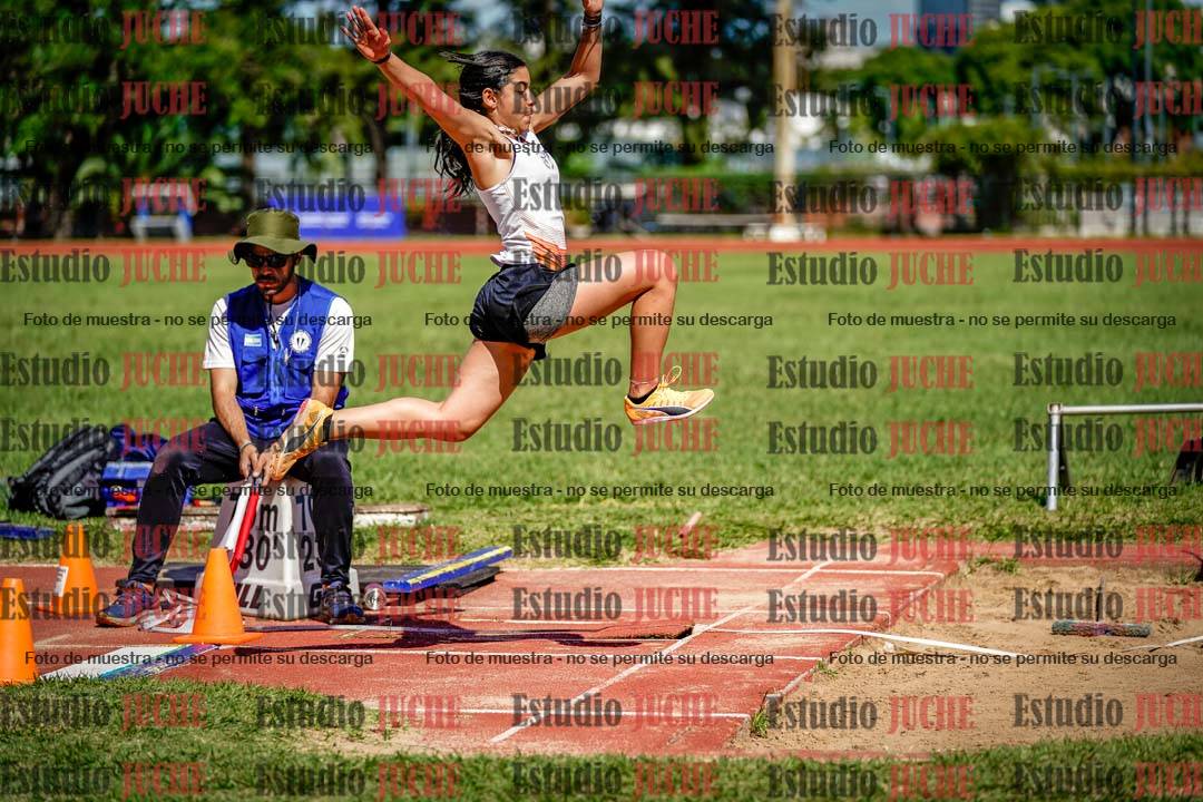 Fotos del salto en largo de mujeres