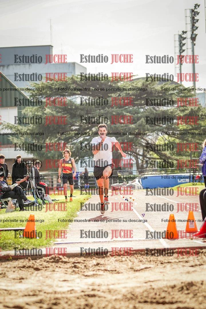 Fotos del salto en largo de varones