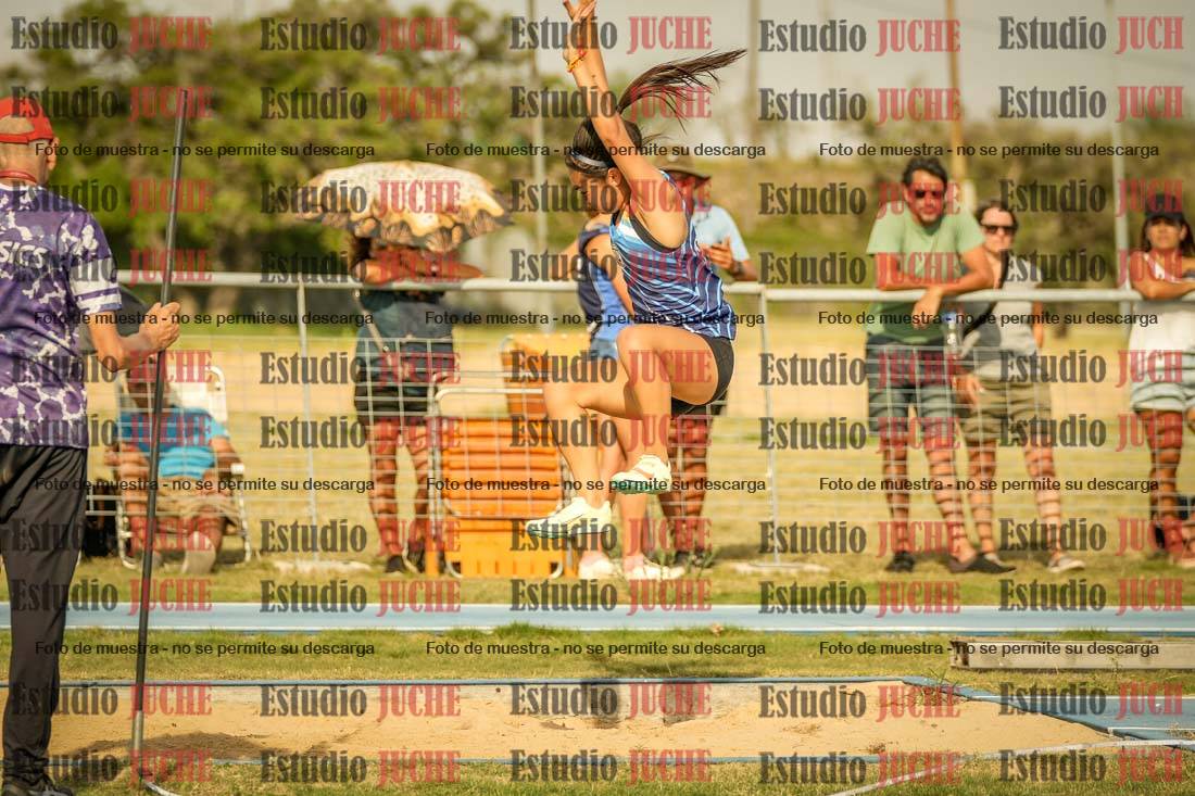 Fotos del salto en largo de mujeres