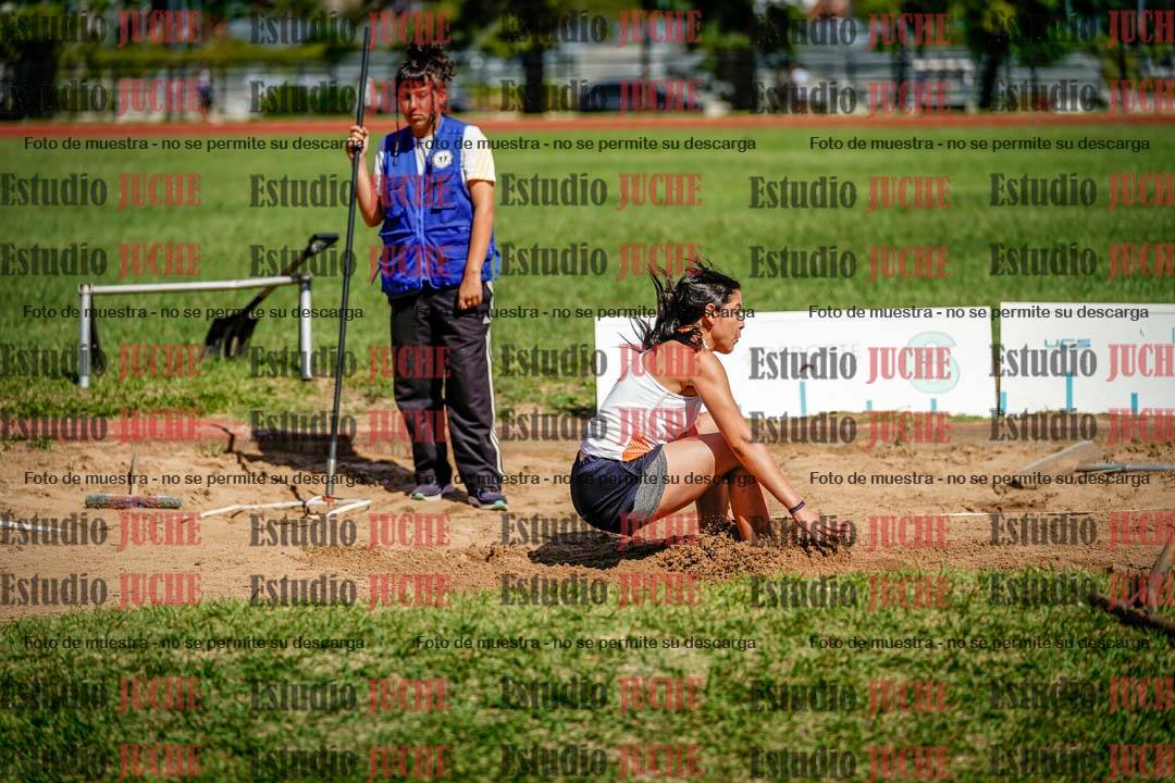 Fotos del salto en largo de mujeres