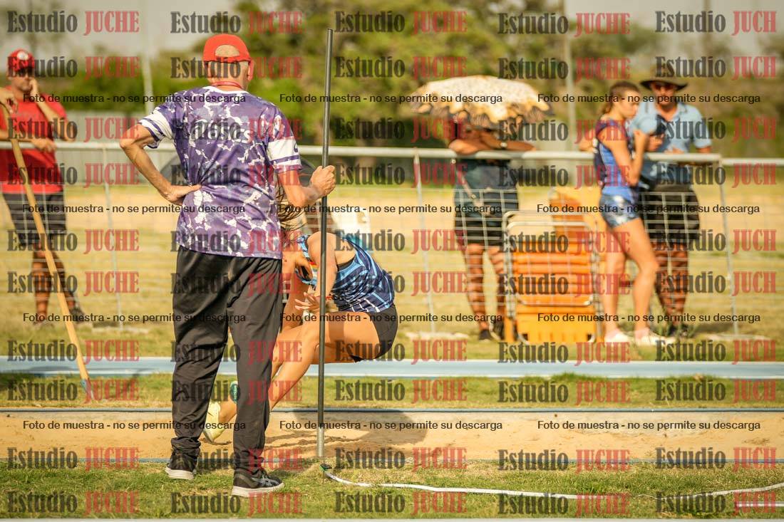 Fotos del salto en largo de mujeres