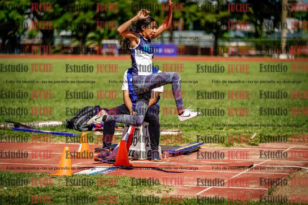 Fotos del salto en largo de mujeres