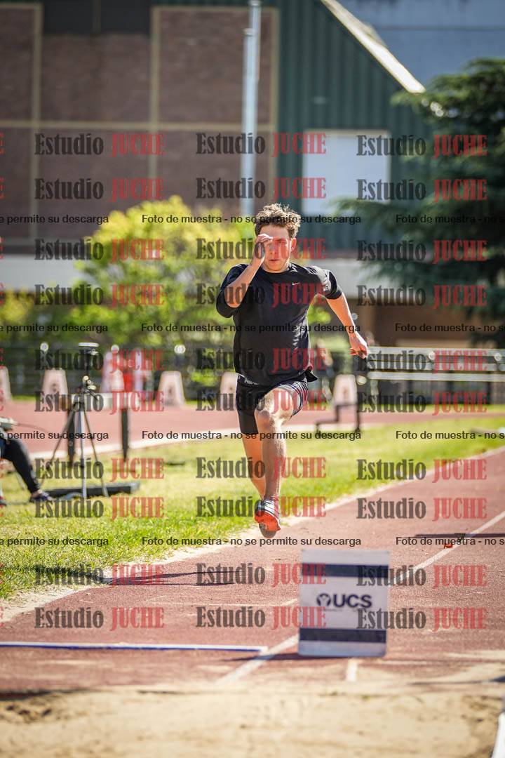 Fotos del salto en largo de varones