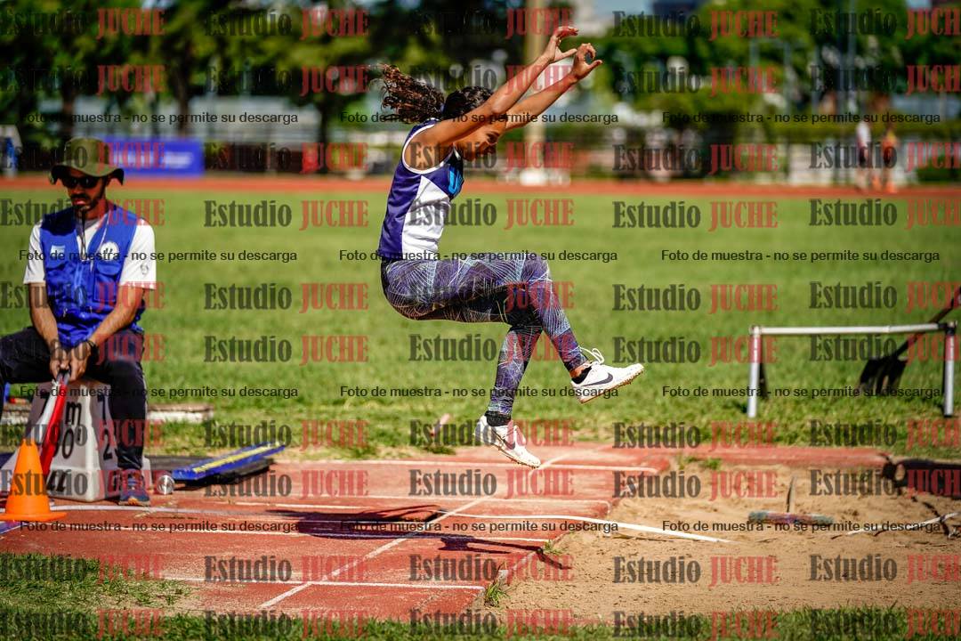 Fotos del salto en largo de mujeres