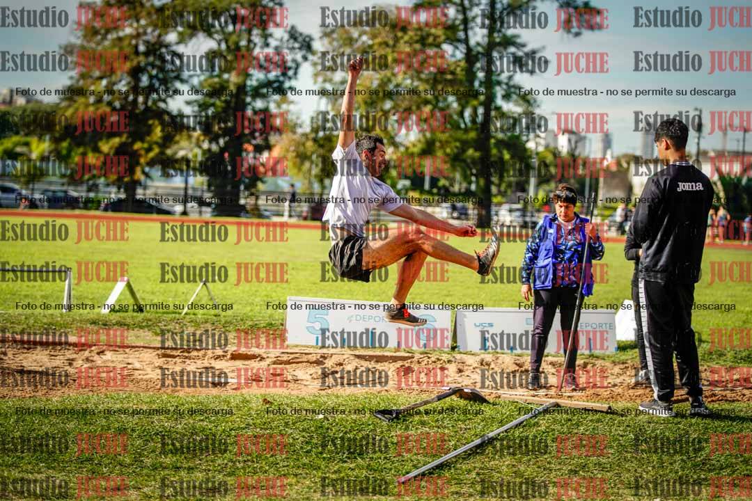 Fotos del salto en largo de varones