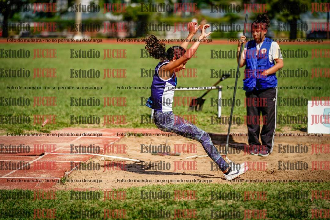 Fotos del salto en largo de mujeres