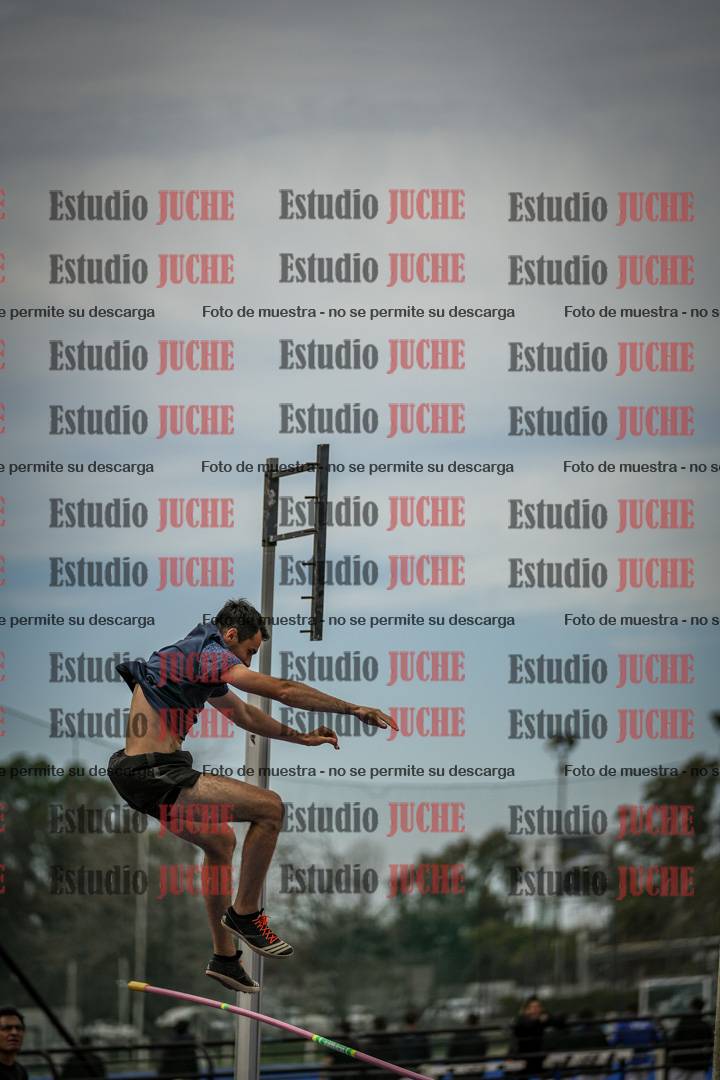 Fotos del salto con garrocha de varones