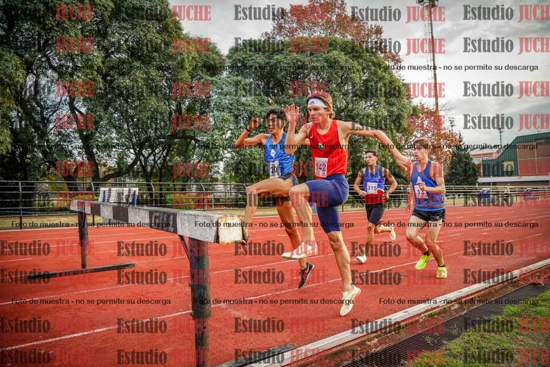 Fotos de los 3000 m con obstáculos de varones